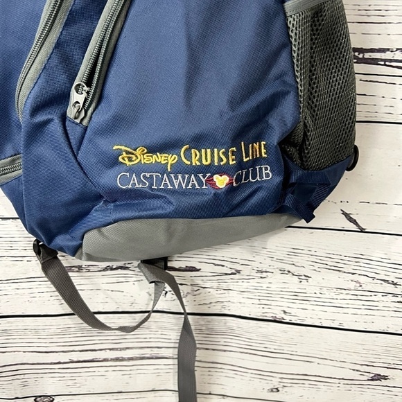 DISNEY CRUISE LINE CASTAWAY CLUB SLING SHOULDER BAG BACKPACK LIGHTWEIGHT NWT - Picture 2 of 5